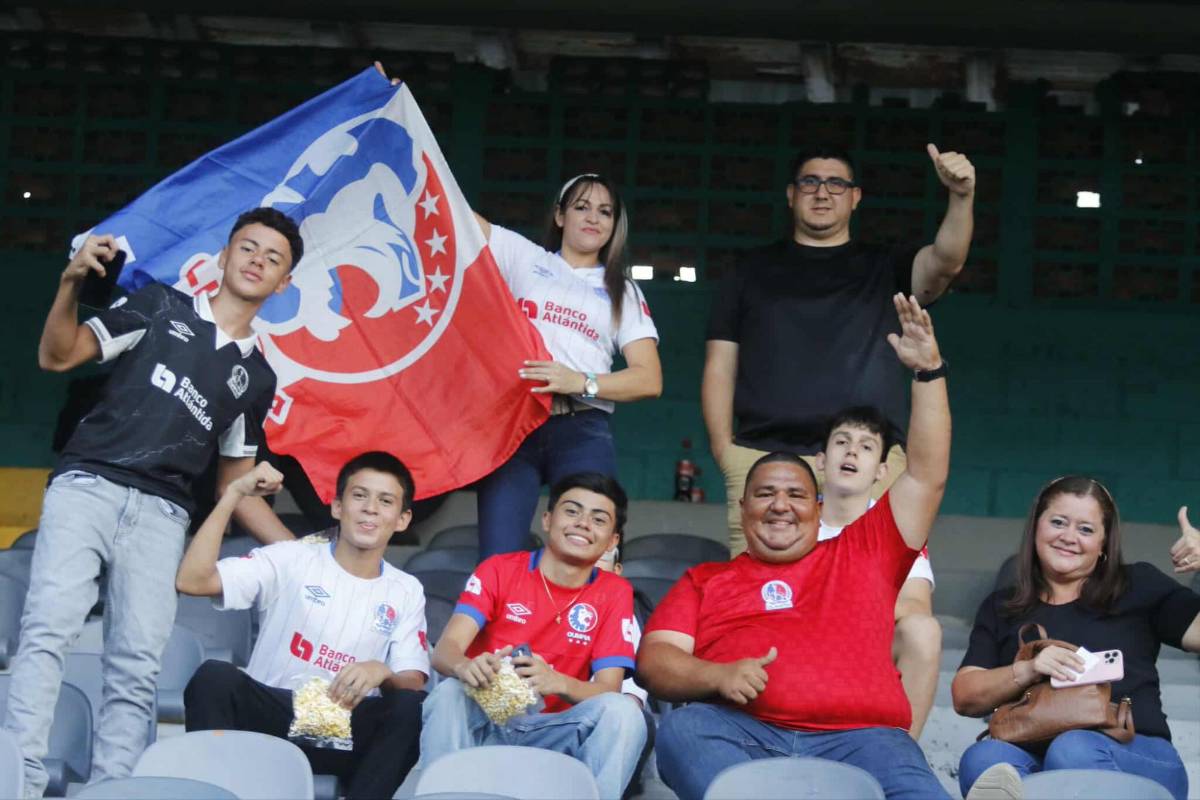 ¡Mis amores, las amo! Se soltaron las bellezas en el Morazán para el Olimpia-Génesis, ¿quién es la chica de rojo?