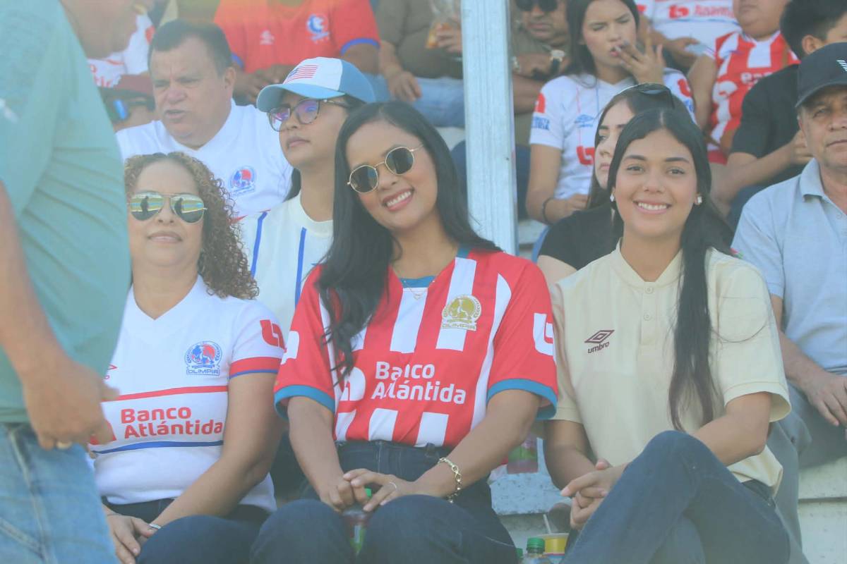 Europeos en las gradas, las bellezas de La Paz y en el muro para ver el Génesis vs Olimpia