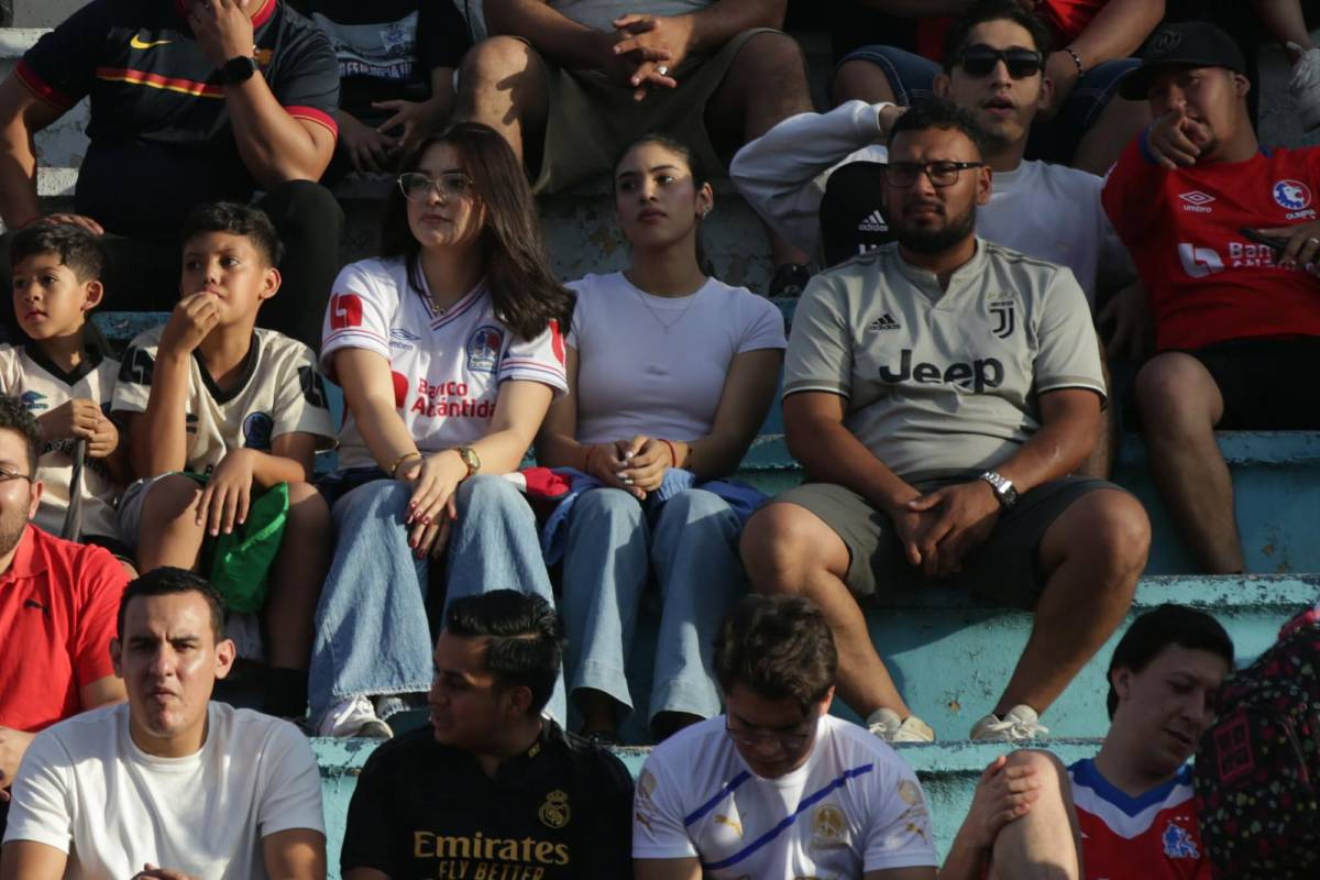 La fiesta que armó la Ultra Fiel, bellas chicas en el Chelato Uclés y el aficionado de Real España junto a los de Olimpia