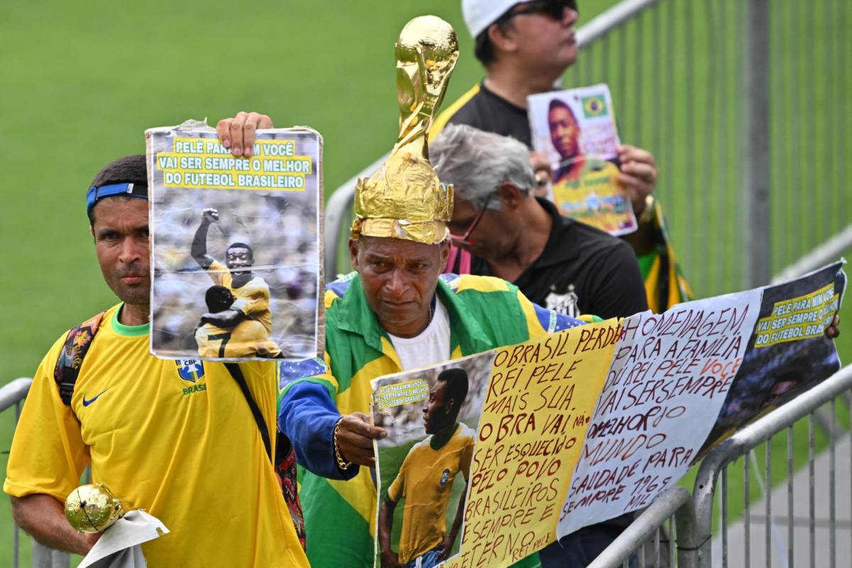 Fotos: Centenares de brasileños dan su último adiós al “rey” Pelé en el estadio del Santos