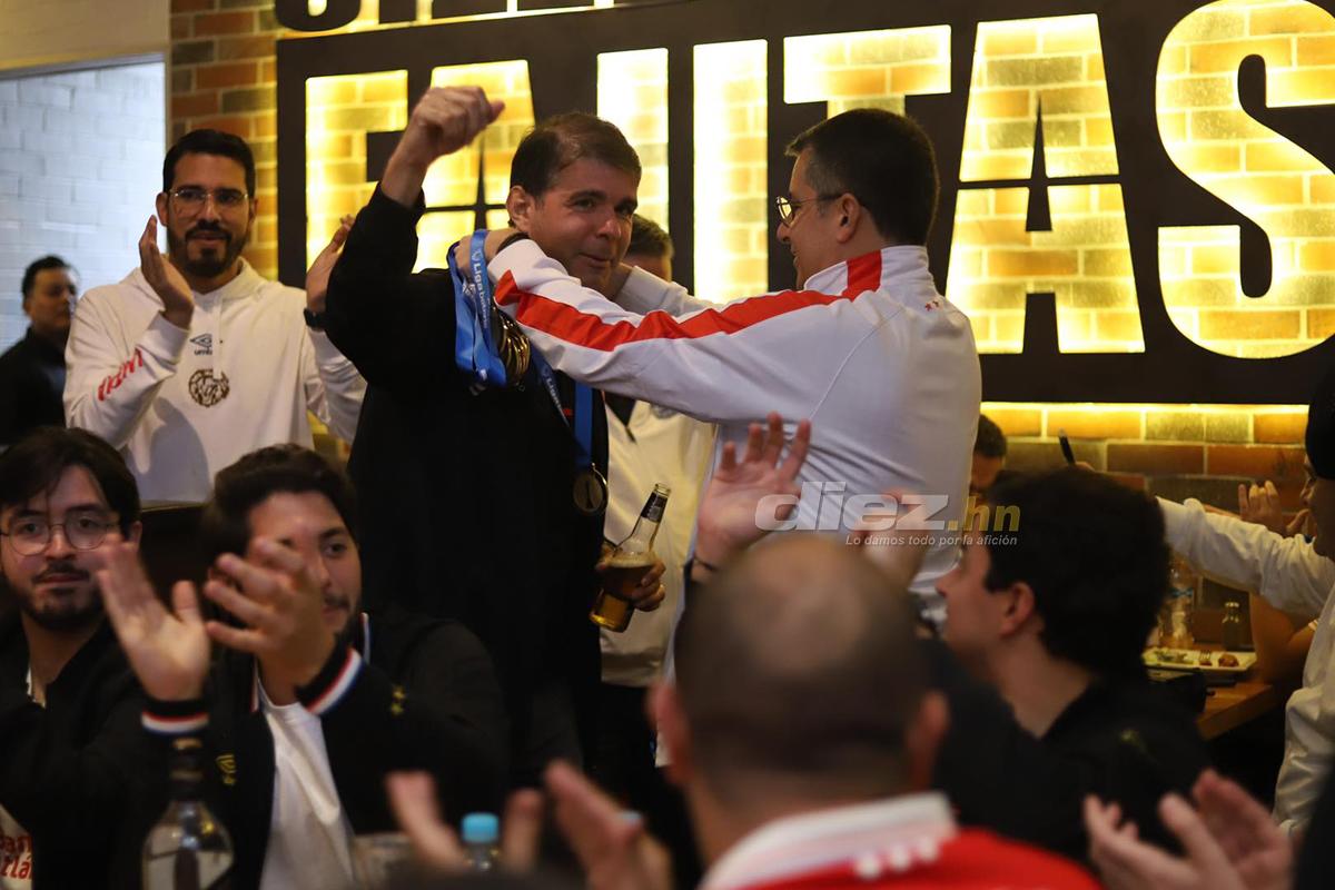 La fiesta del Olimpia tras proclamarse tricampeón invicto: futbolistas acompañados de sus parejas