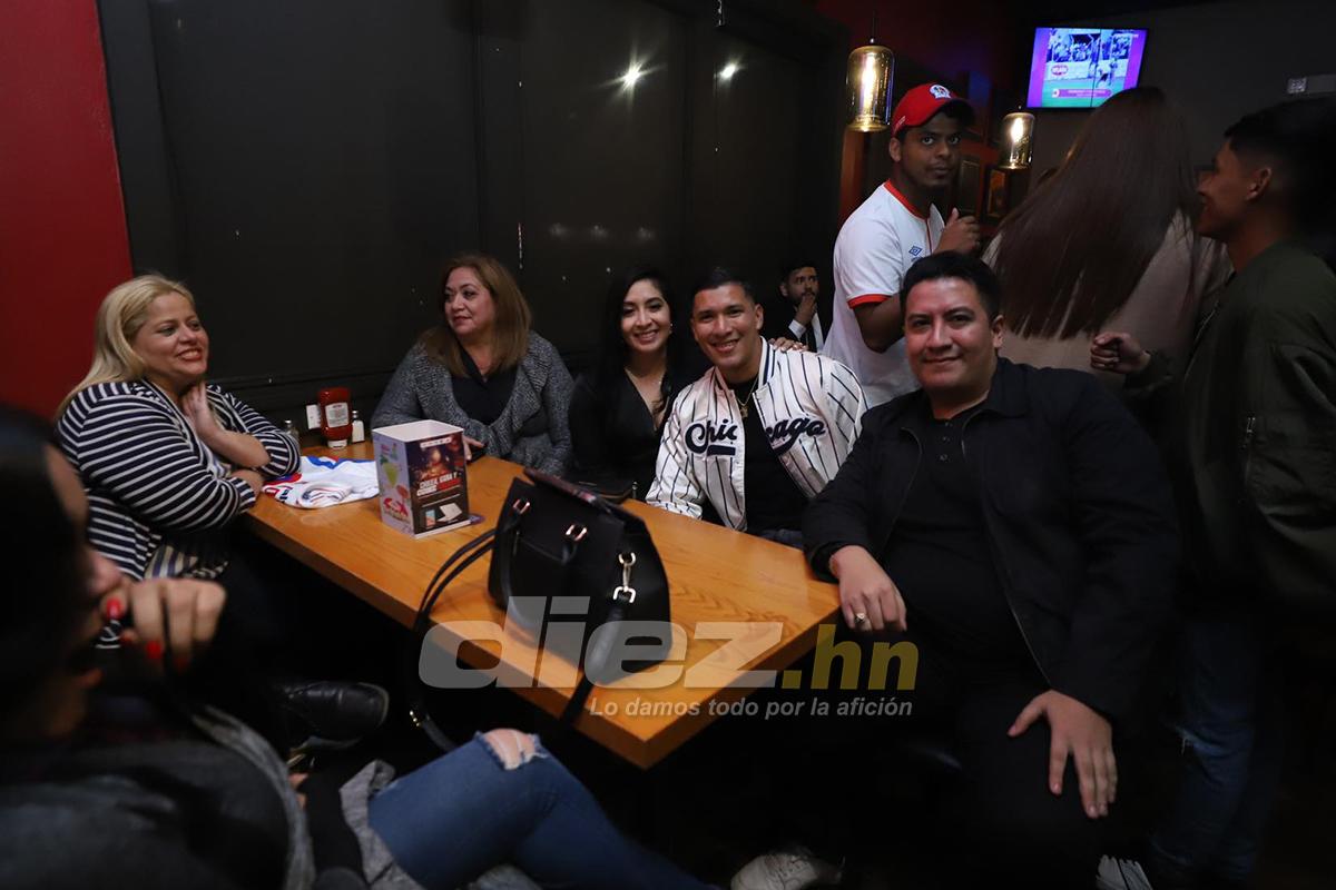 La fiesta del Olimpia tras proclamarse tricampeón invicto: futbolistas acompañados de sus parejas