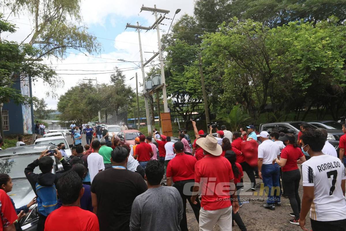 ¡Zafarrancho en la Villa Olímpica! Simpatizantes y empleados sacan corriendo a Salvador Nasralla y lo llaman ‘‘traidor’’
