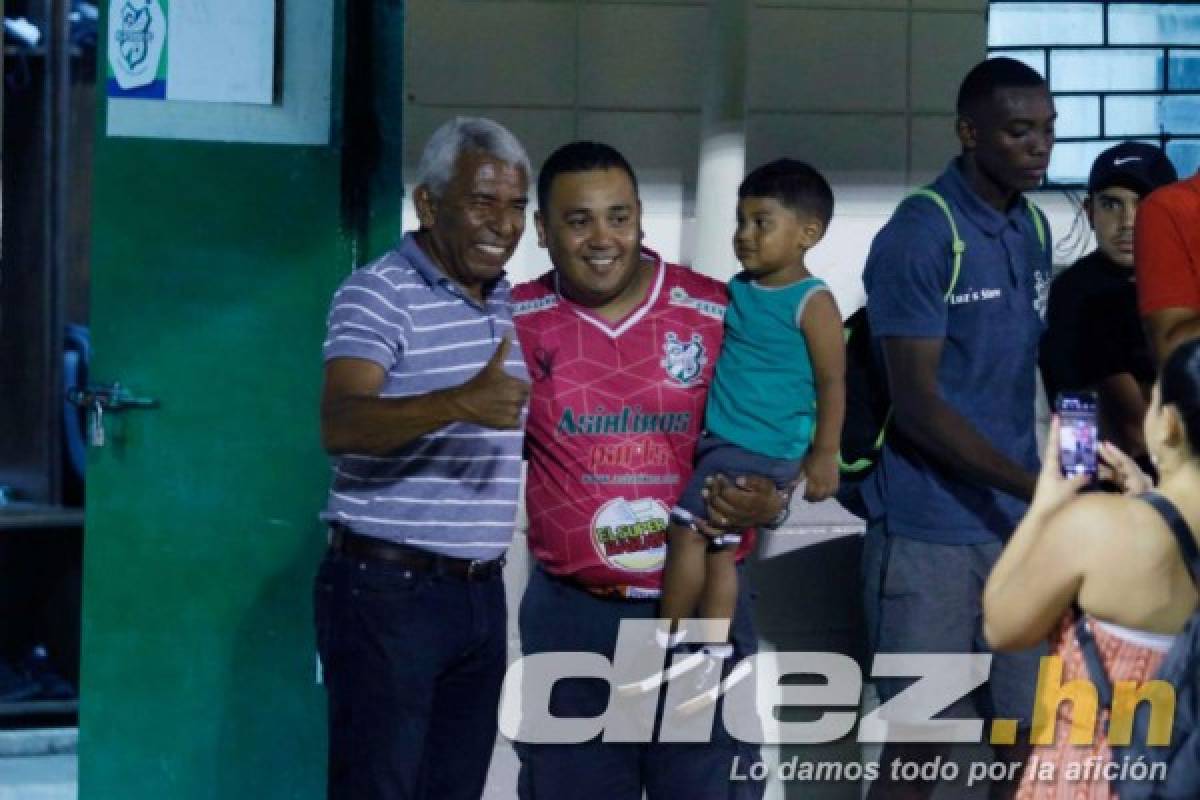 Bonito ambiente y mujeres bellas en Puerto Cortés durante el Platense-Olimpia