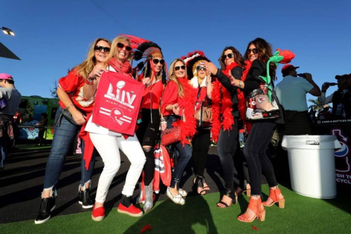 Fotos: Homenaje a Kobe Bryant, bellezas y colorido previo al Super Bowl de Miami