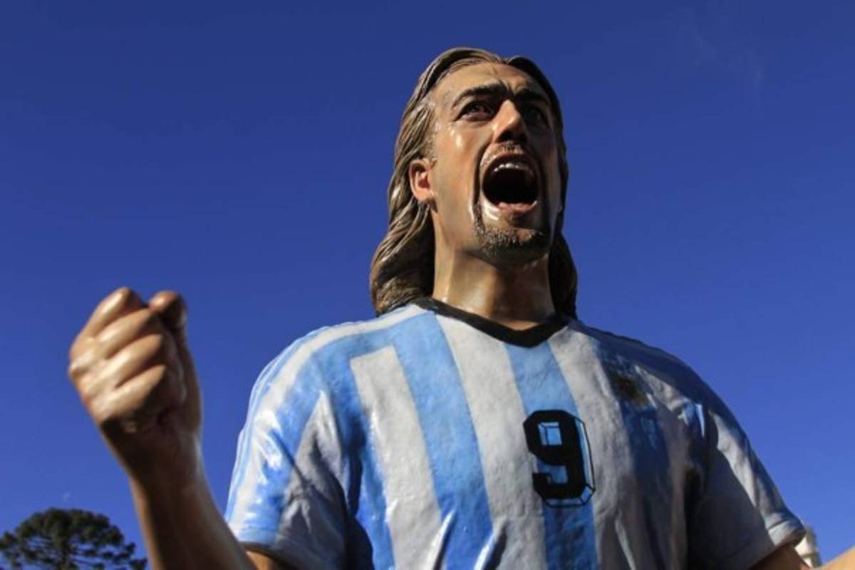 ¿Cuál se parece más? Las estatuas en honor a futbolistas históricos