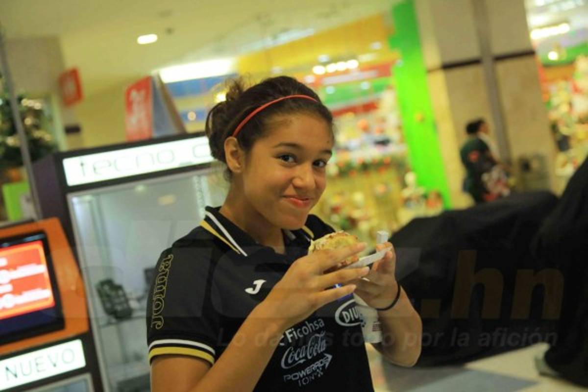Chicas Sub20 de Honduras se relajan en centro comercial de San Pedro Sula
