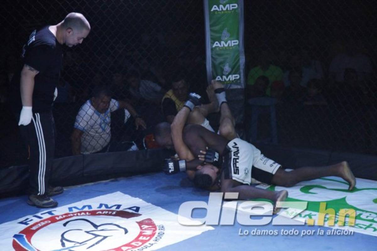 Vibrantes peleas en novena edición HFL de artes marciales mixtas en Expocentro