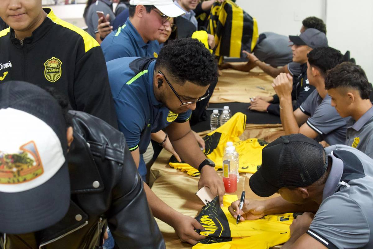 Real España mantiene la buena vibra del liderato en la Liga Nacional de Honduras y comparte con los fanáticos aurinegros