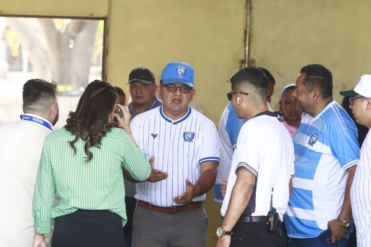 Hermosa periodista se luce, aficionada de Génesis enamoró y el gesto de la Policía