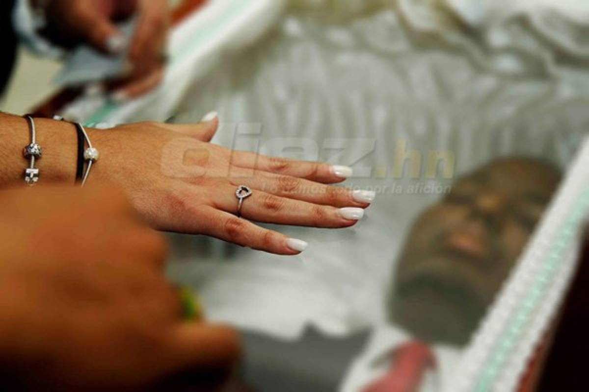 Las desgarradoras imágenes del velatorio de Juan Carlos García