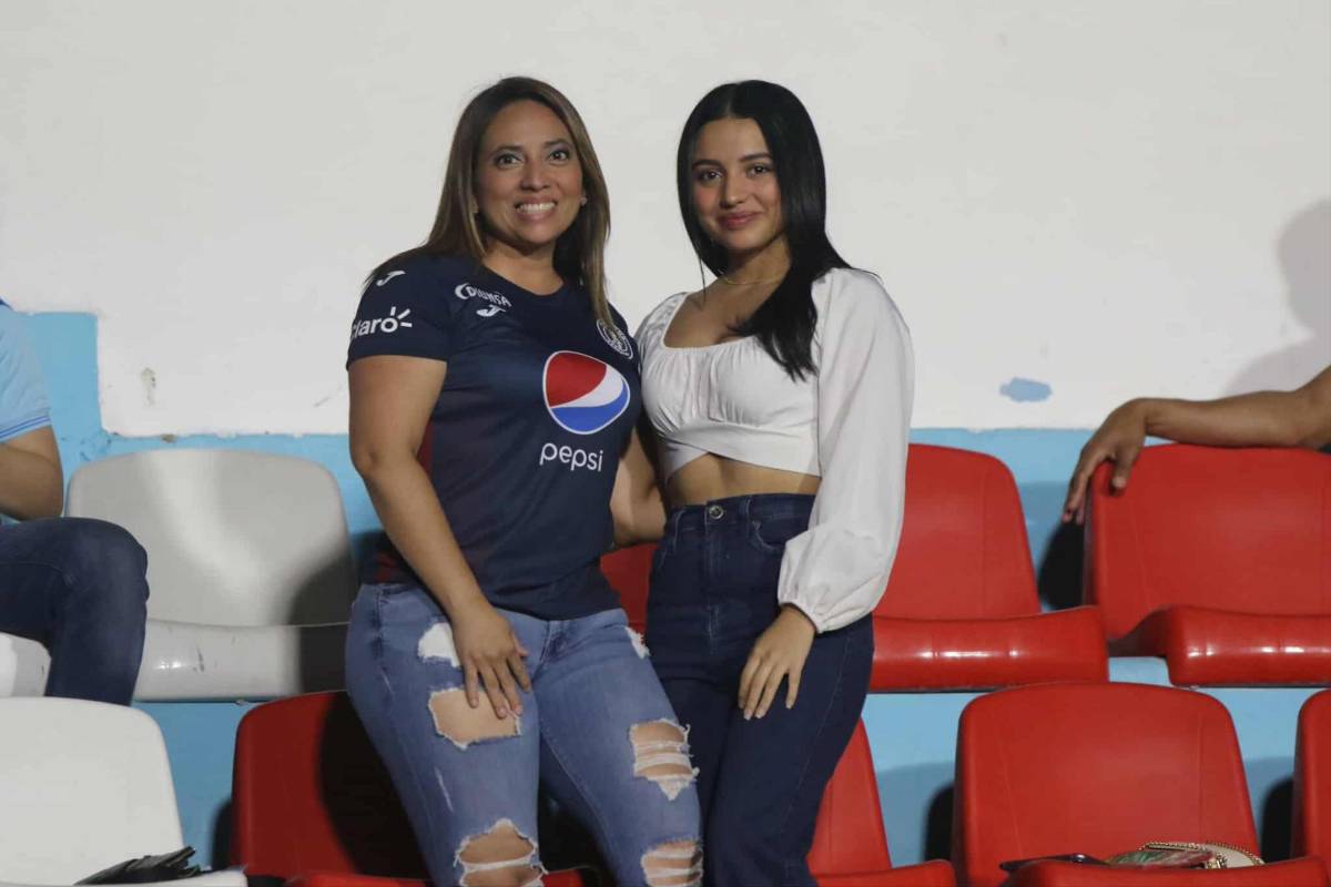 ¡Bellezas en el Nacional! Aficionada tica roba miradas y catrachas lucen espléndidas en el Motagua vs Alajuelense