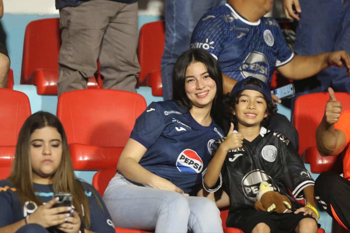 ¡Bellezas en el Nacional! Aficionada tica roba miradas y catrachas lucen espléndidas en el Motagua vs Alajuelense