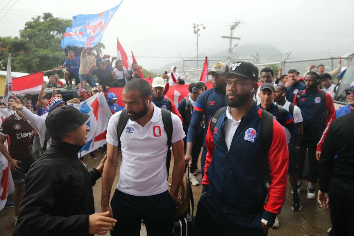 Imágenes: Así le reclamó la Ultra Fiel al Olimpia, los encerraron ¿Cuál fue la reacción de Eduardo Espinel?