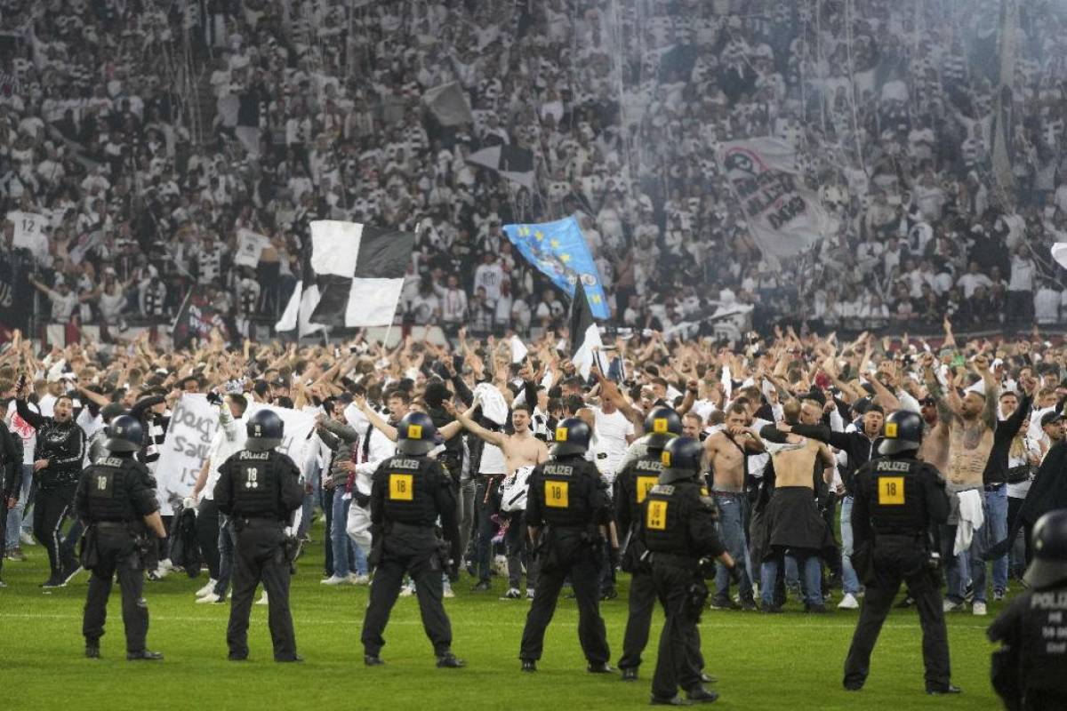 ¡Locura total! La invasión de los hinchas del Eintracht Frankfurt tras volver a una final europea 42 años después