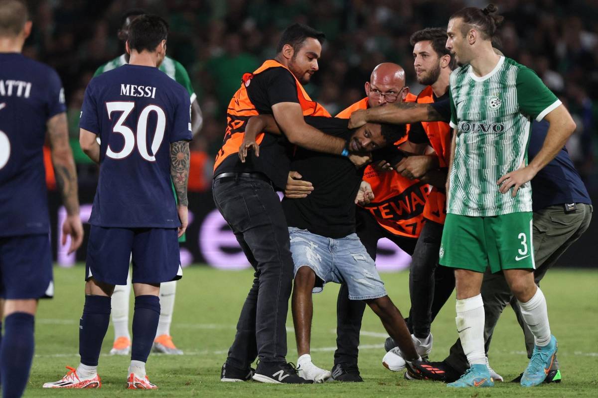 ¡Locura en Israel por Messi! Aficionado se salta al campo para abrazarlo y la reacción del argentino en el Maccabi Haifa-PSG