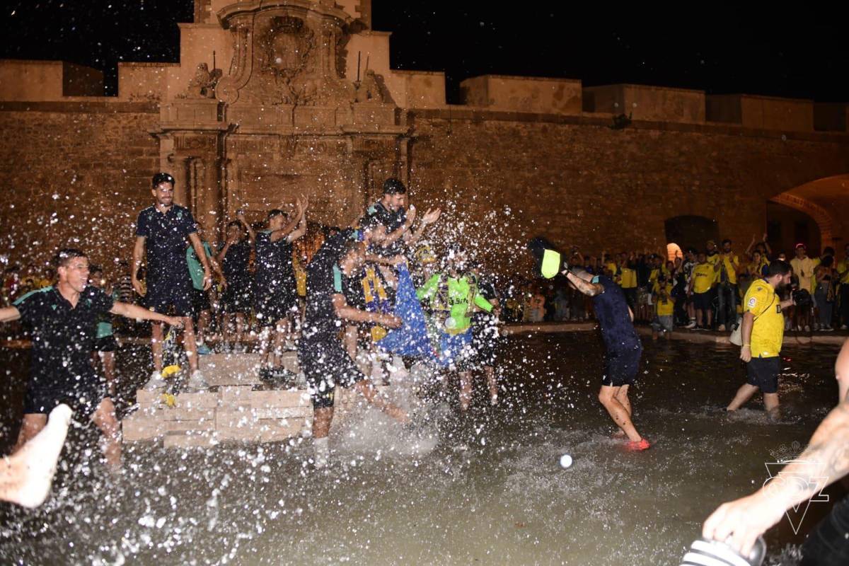 Choco Lozano como todo un ídolo: Así fue la “loca” celebración de los jugadores del Cádiz con su afición