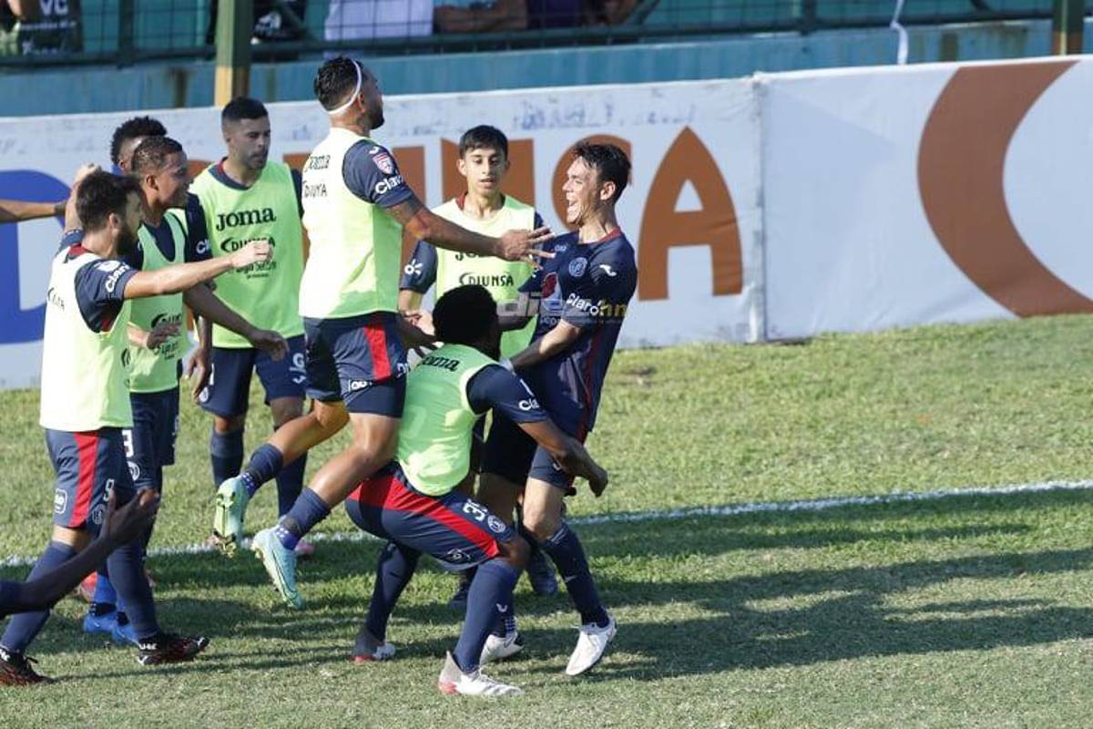 El Yankel Rosenthal se calentó por la goleada: Keosseián se enfrenta con aficionados que también arremeten contra el portero Denovan Torres