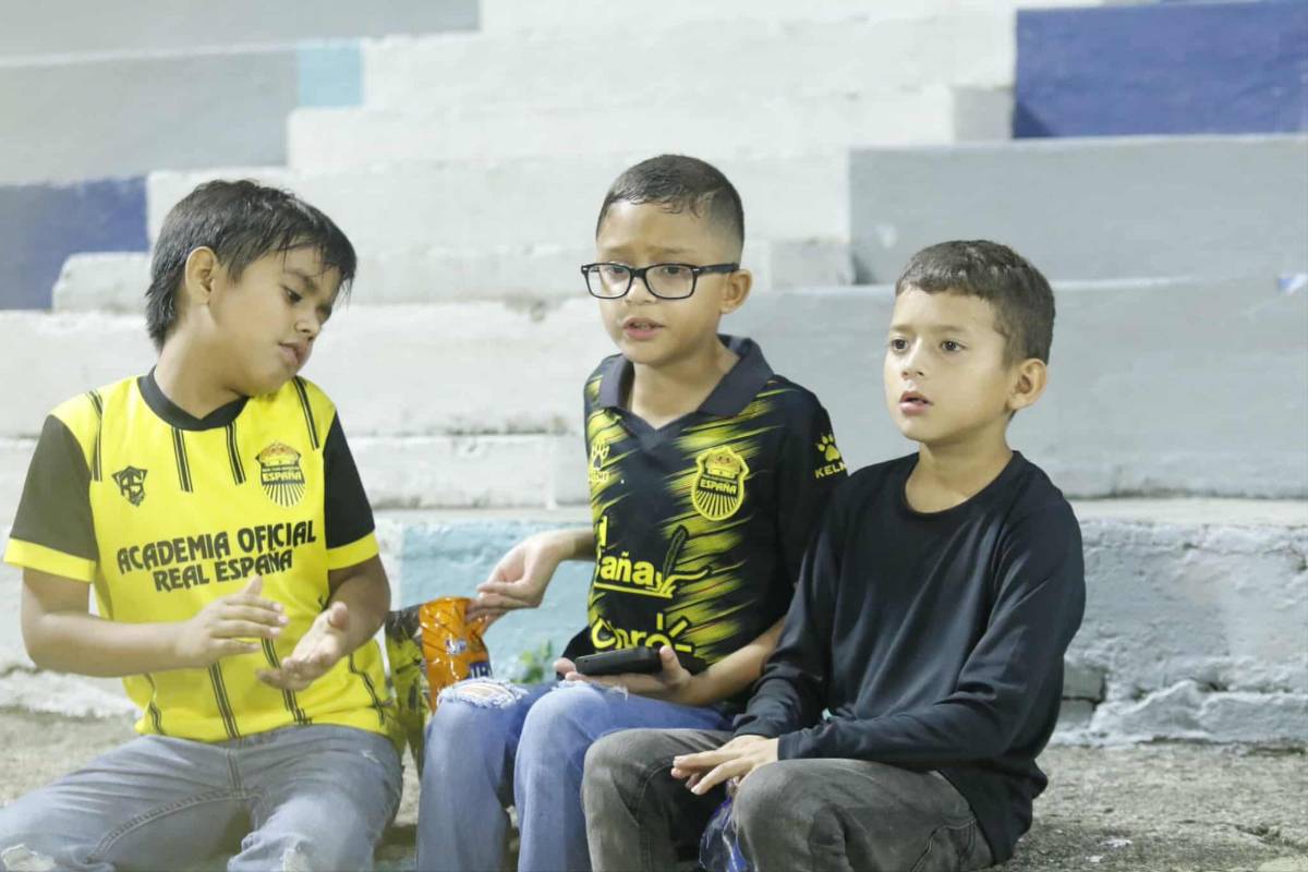 El amor invade a Nixon Cruz, vuelve tras meses lesionado y aficionada de Choloma se lleva las miradas en el juego que triunfó Real España