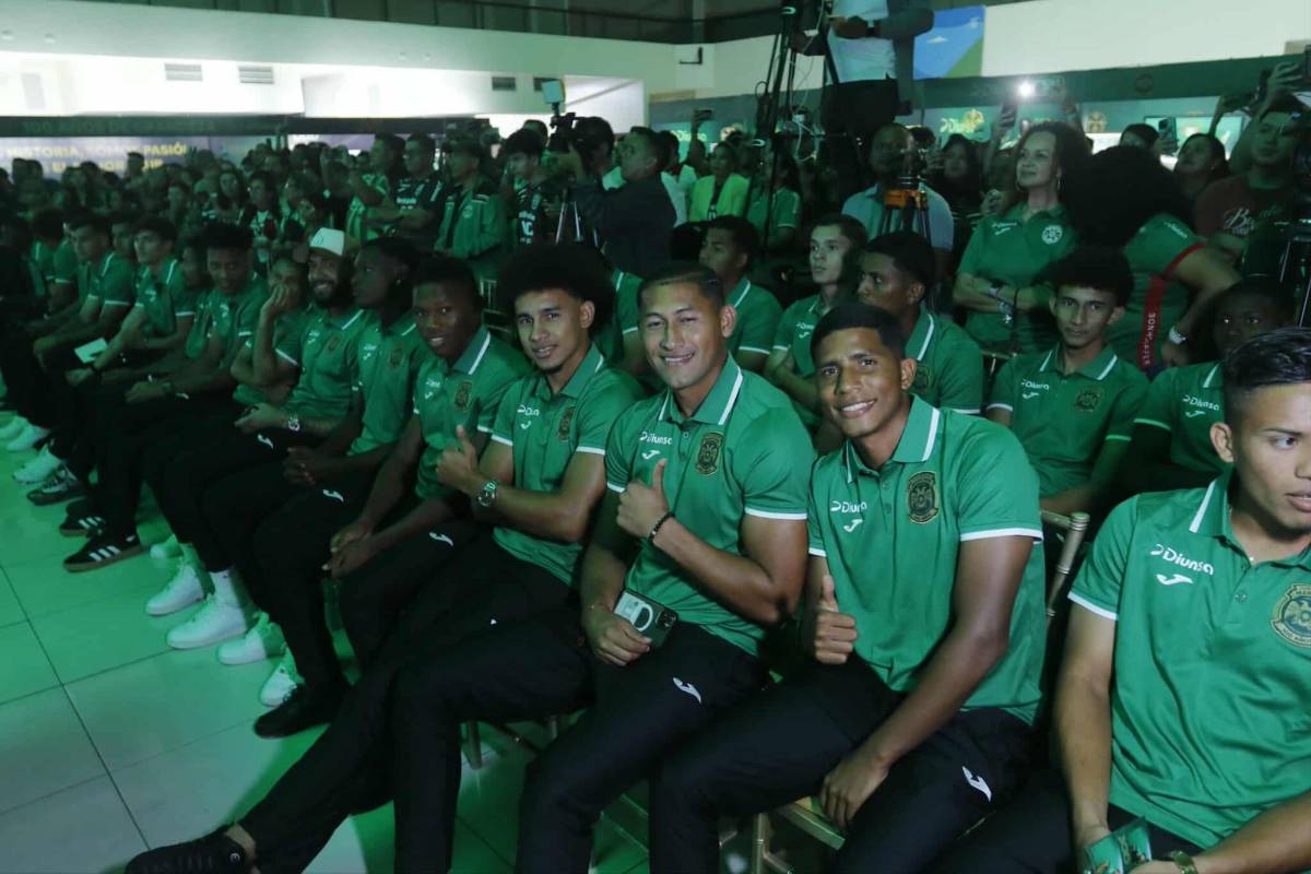¡La nueva piel del centenario! Marathón presentó su histórico uniforme acompañado de sus leyendas