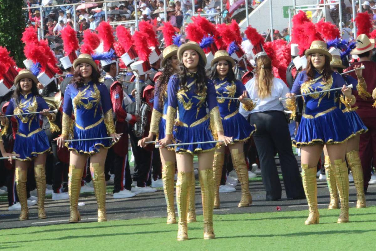 ¿Quién es la palillona de rojo? Hermosas deleitan en los desfiles del 15 de septiembre en Honduras