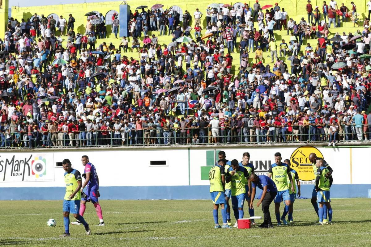 Olimpia causa locura en Olancho: Pedro Troglio se deja querer por la afición, bellas modelos de la batucada y caballos de raza