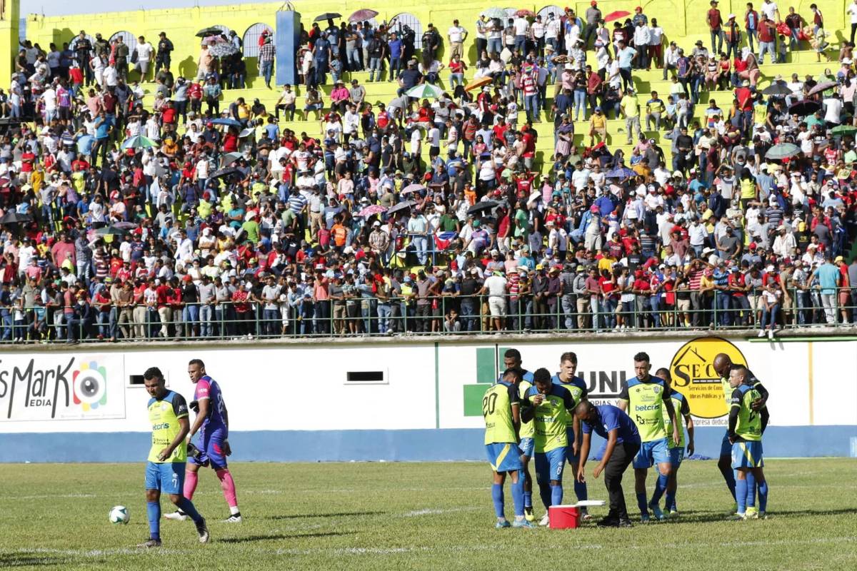 Olimpia causa locura en Olancho: Pedro Troglio se deja querer por la afición, bellas modelos de la batucada y caballos de raza