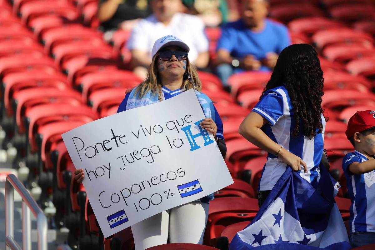 ¡Quiénes son las dos catrachas que se robaron las miradas! El Honduras vs México se engalana con hermosas aficionadas