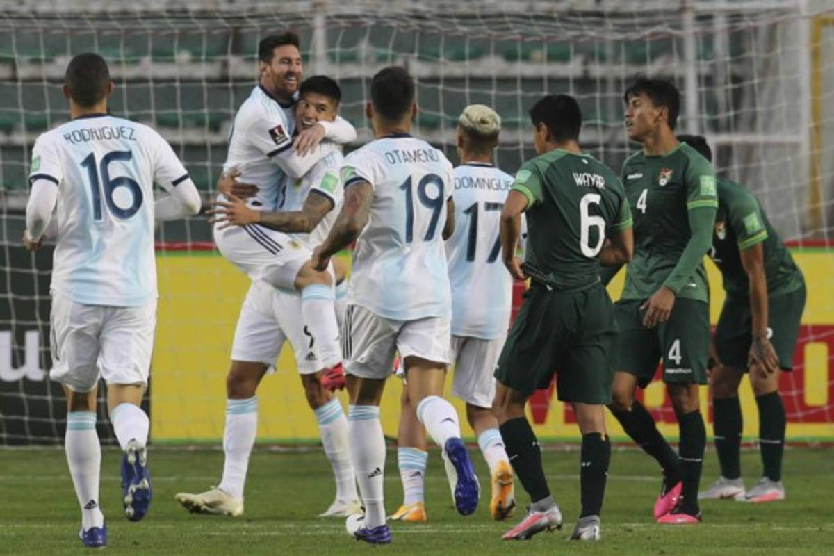 Fotos: La pelea de Messi al final del partido y Scaloni se metió a la cancha a celebrar un gol