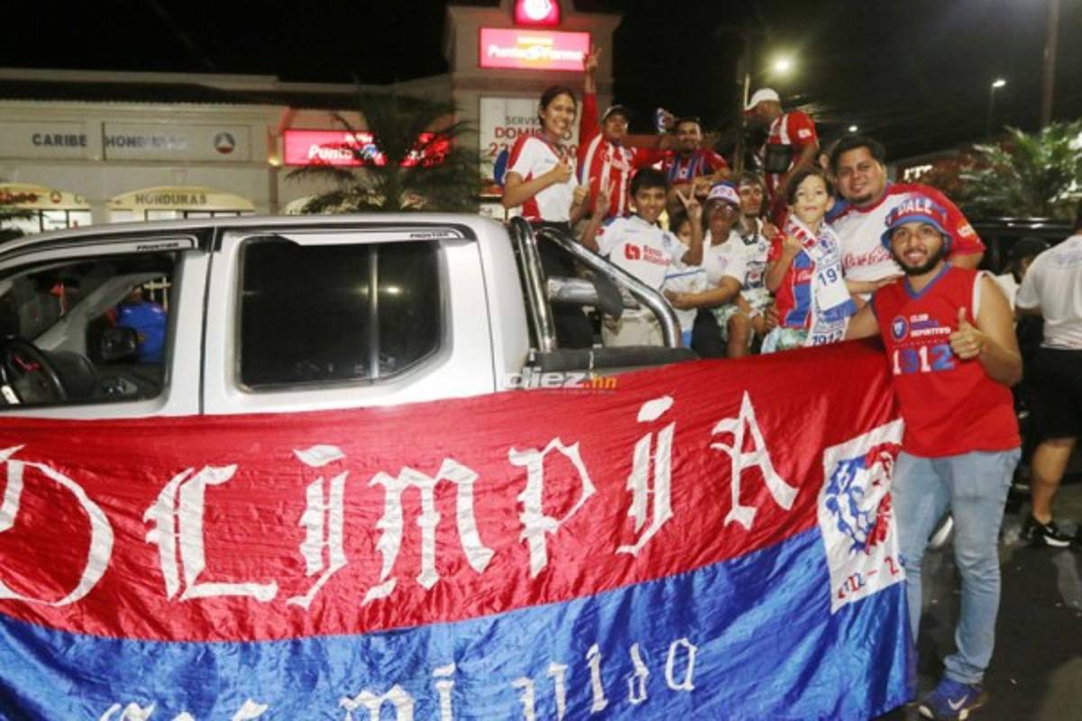 Afición de Olimpia armó un carnaval en las calles de Tegucigalpa festejando la 31