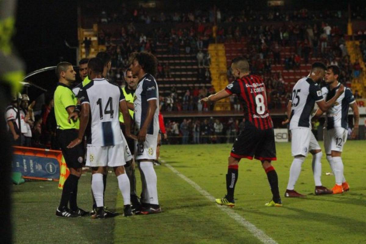 ¡Caos en el Morera Soto! Aficionados enardecidos se meten a la cancha a increpar a los jugadores del Alajuelense