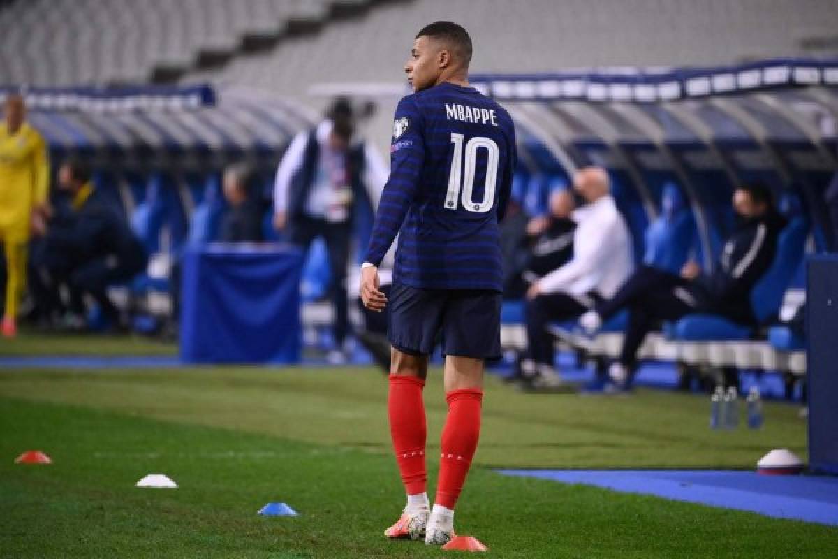 France's forward Kylian Mbappe leaves the pitch for a substitution during the FIFA World Cup Qatar 2022 qualification football match between France and Ukraine at the Stade de France in Saint-Denis, outside Paris, on March 24, 2021. (Photo by FRANCK FIFE / AFP)