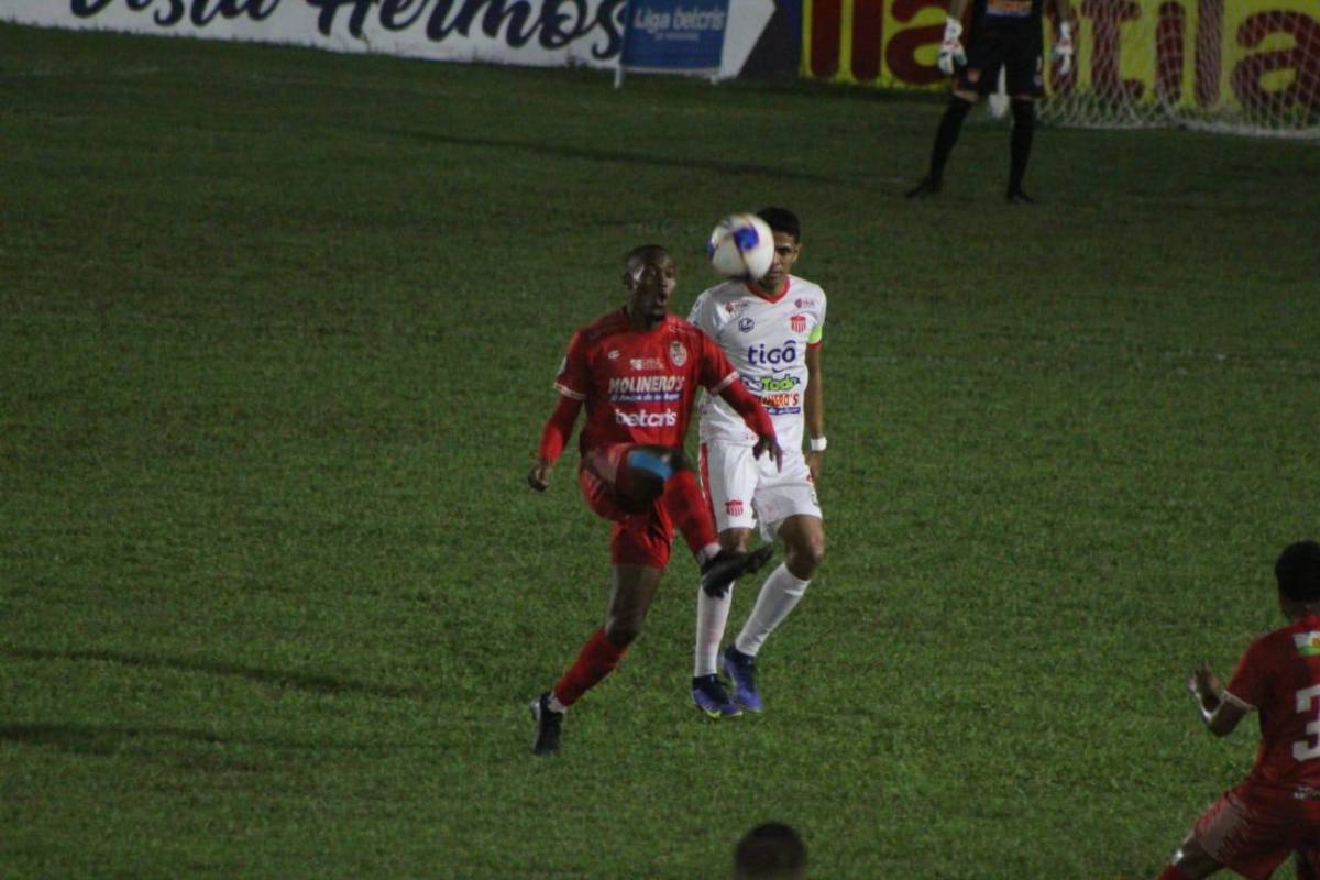 Jamal Charles en la disputa del esférico junto a Juan Pablo Montes.
