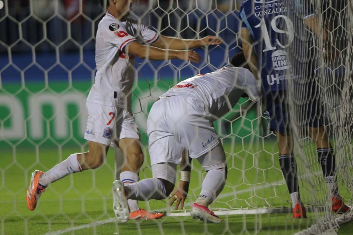 La desgarrada imagen de Bennett, otro error de Menjívar y las leyendas