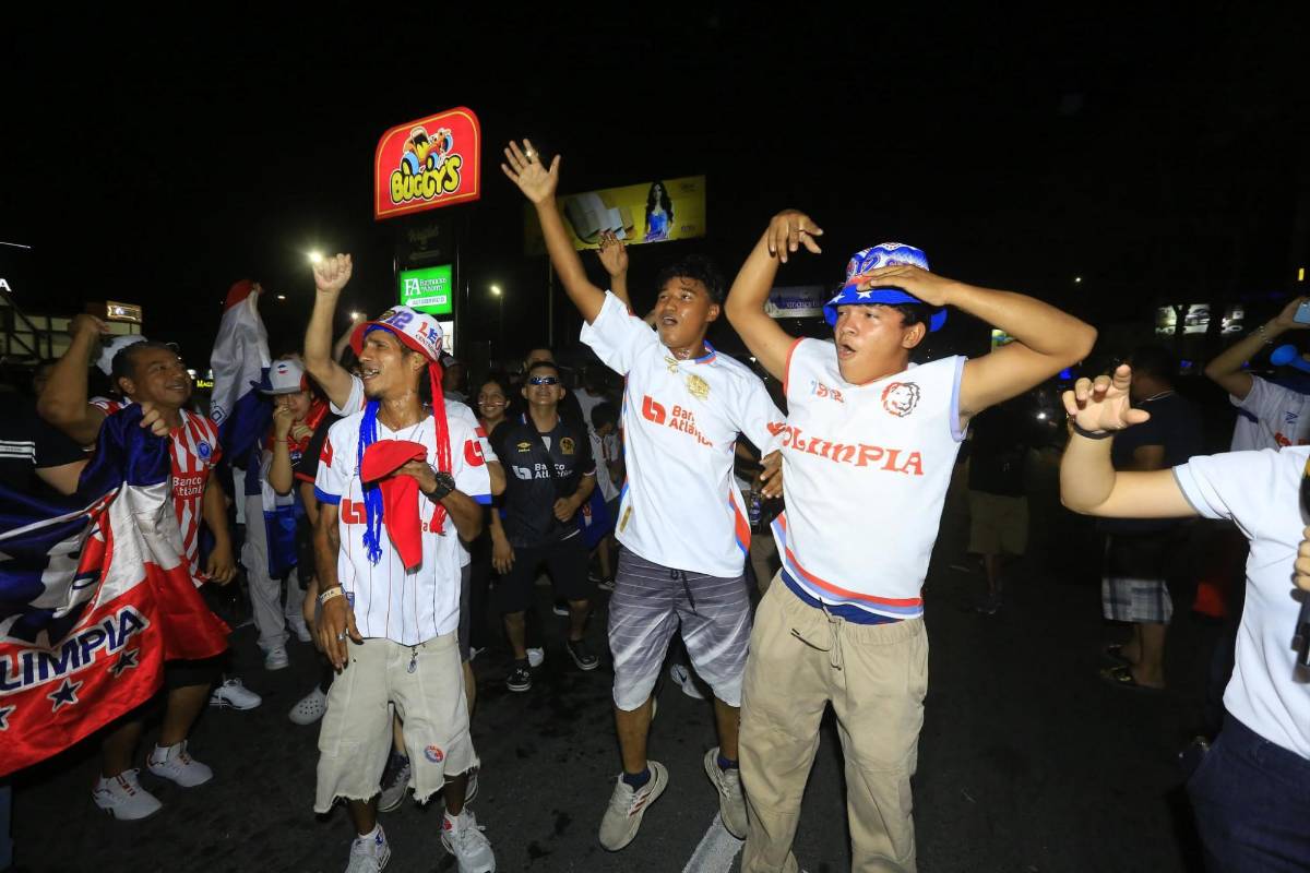 ¡Fiesta por la 39! Aficionados del Olimpia celebran por toda Honduras el título del torneo Clausura