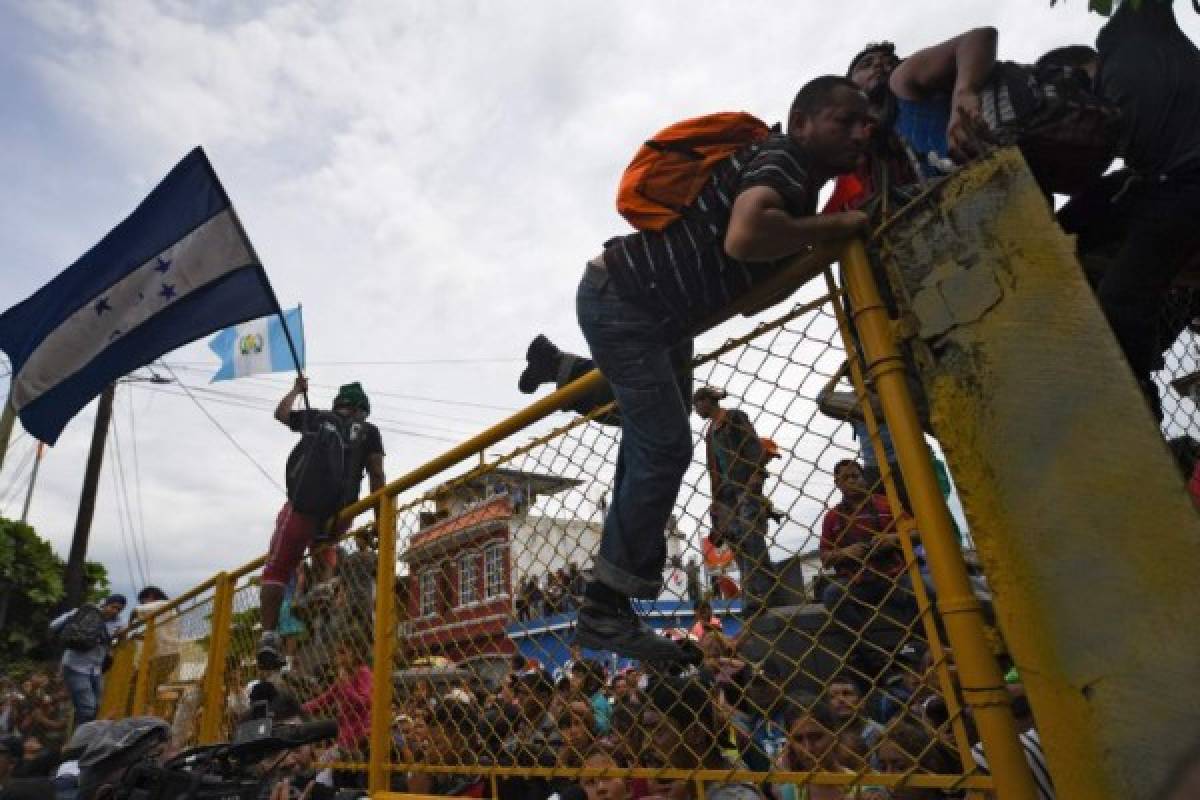 EN FOTOS: Así rompieron barrera de seguridad la caravana de migrantes en México