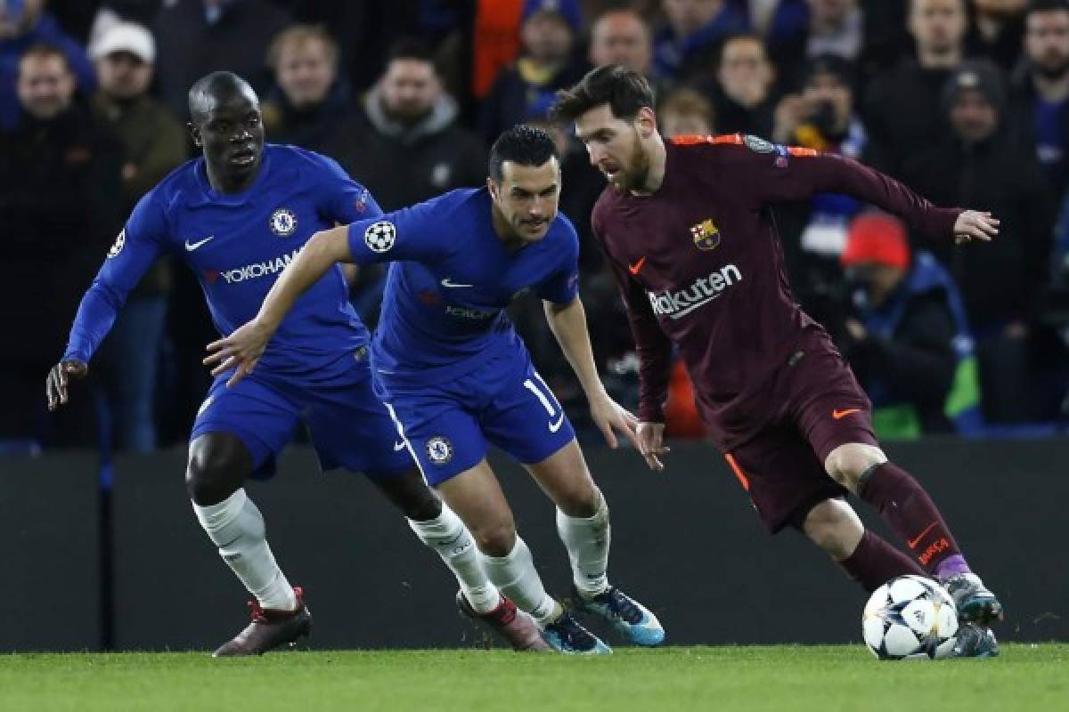 Barcelona's Argentinian striker Lionel Messi (R) vies with Chelsea's Spanish midfielder Pedro (C) and Chelsea's French midfielder N'Golo Kante during the first leg of the UEFA Champions League round of 16 football match between Chelsea and Barcelona at Stamford Bridge stadium in London on February 20, 2018. / AFP PHOTO / IKIMAGES / Ian KINGTON