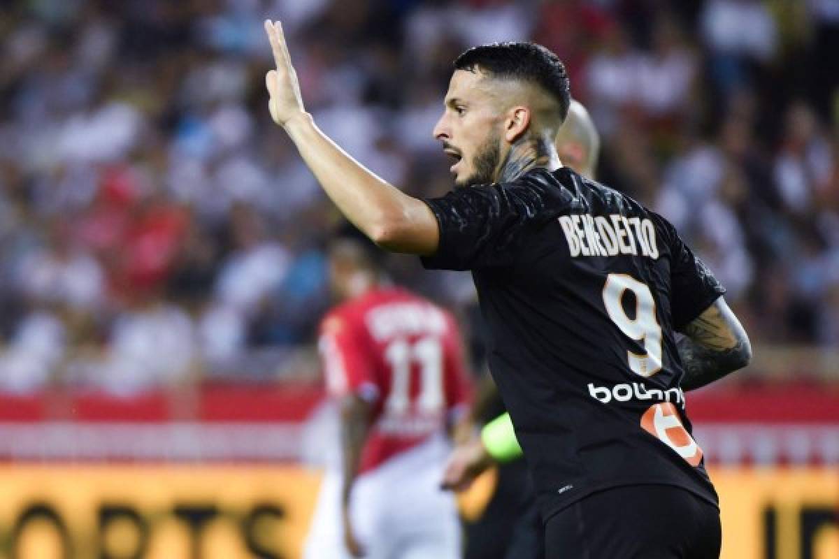 Olympique de Marseille's Argentine forward Dario Benedetto (R) celebrates after scoring a goal during the French L1 football match AS Monaco vs OM Marseille on September 15, 2019 at Louis II stadium in Monaco. (Photo by YANN COATSALIOU / AFP)