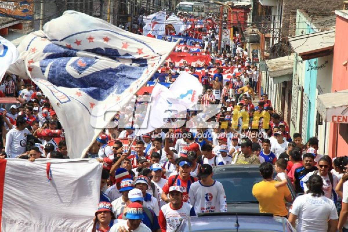 ¡AMBIENTAZO! La Ultra Fiel y su recorrido al estadio Nacional previo al Olimpia-Motagua