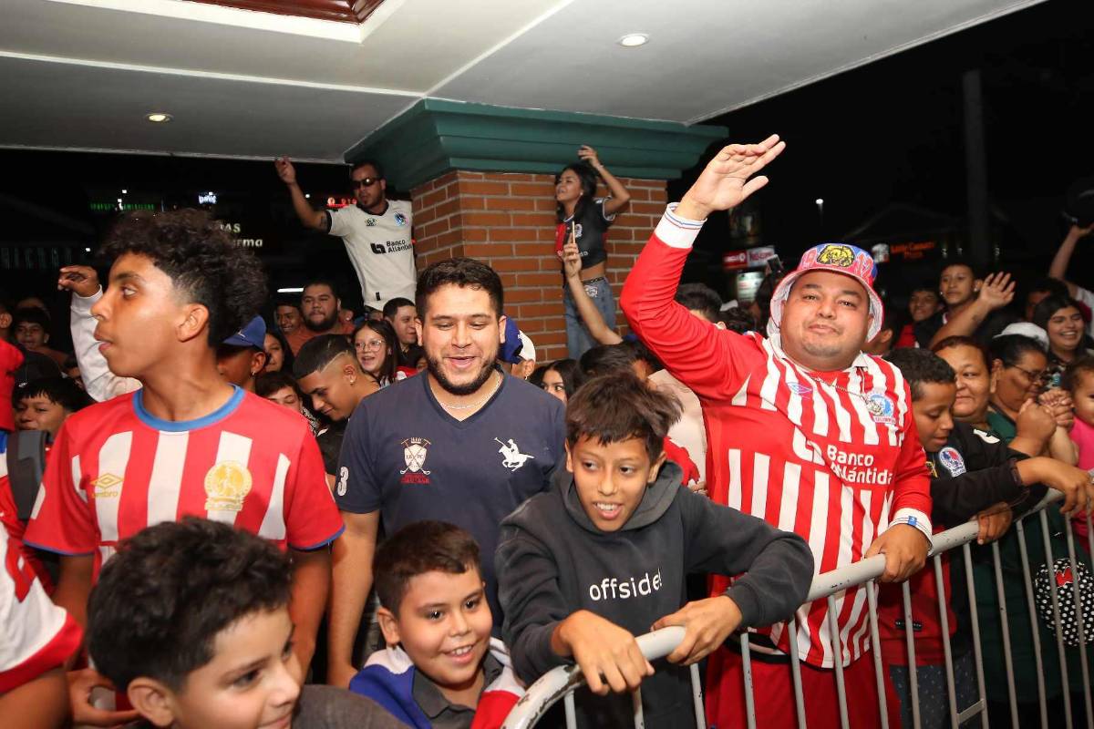 ¡Una locura de banderazo! Afición del Olimpia se desborda junto al plantel pensando en la corona 39