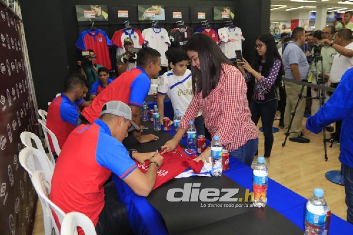 ¡Locura por la 31! Así fue la firma de autógrafos de Olimpia junto a sus aficionados