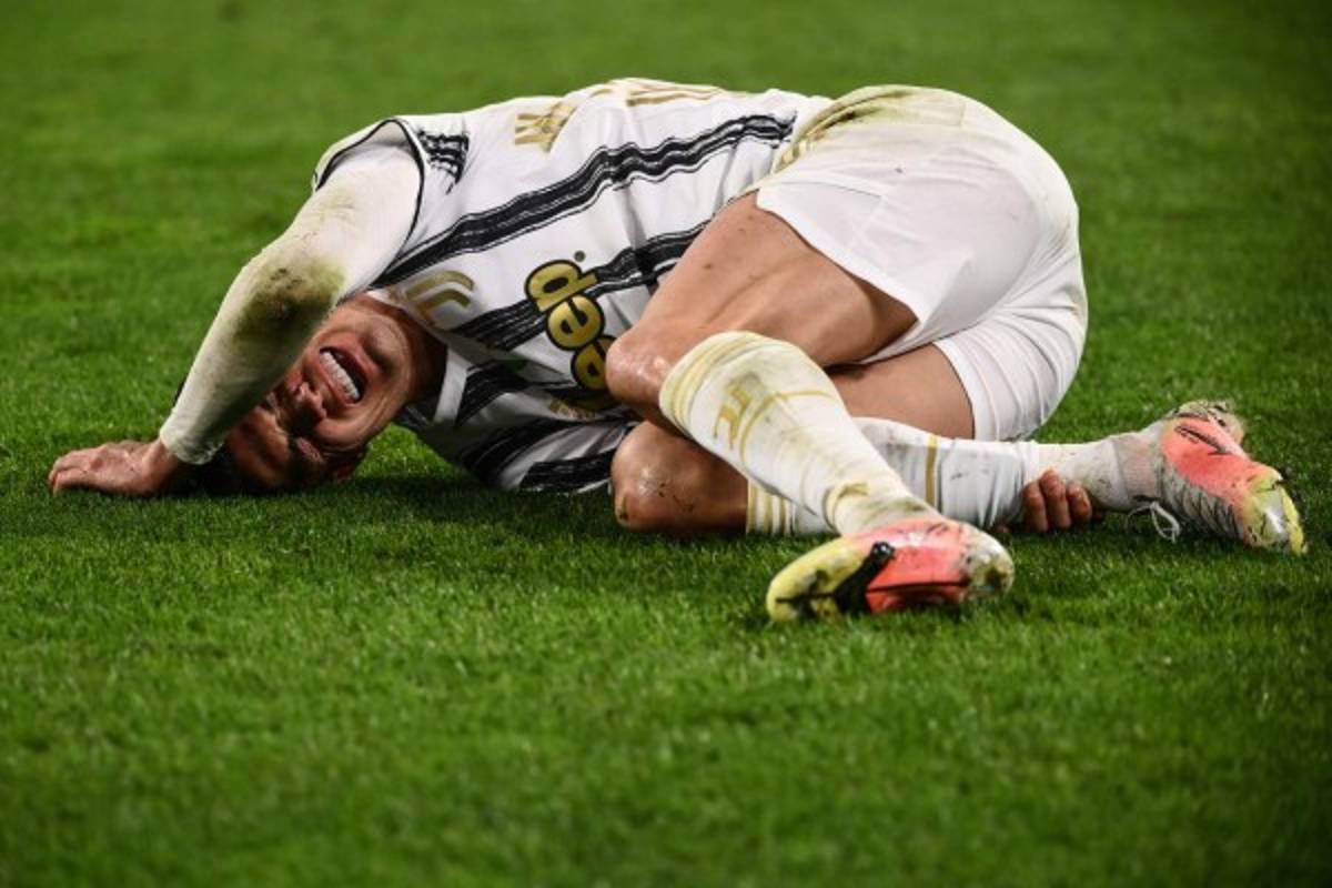 Solo, impotente y con un golpe: La frustración de Cristiano Ronaldo tras eliminación de la Juventus en Champions