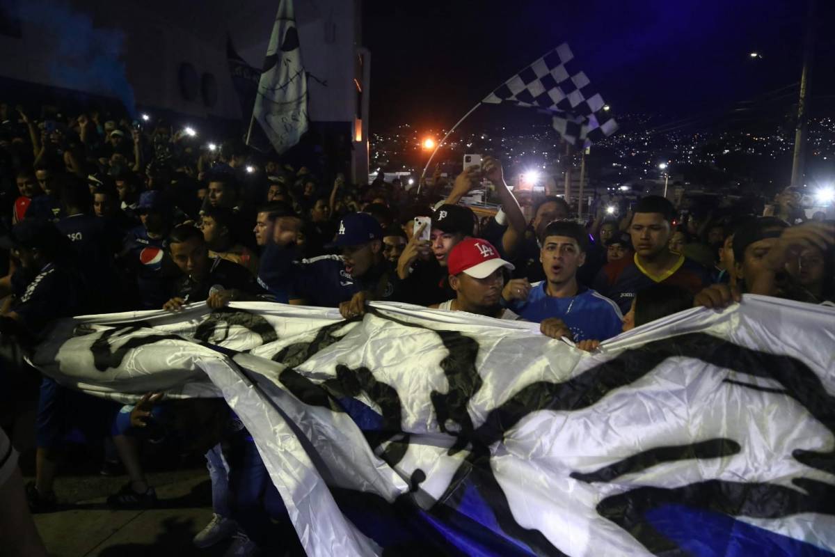 ¡Locura! Afición de Motagua arropa al club con banderazo; niño sorprende a Javier López