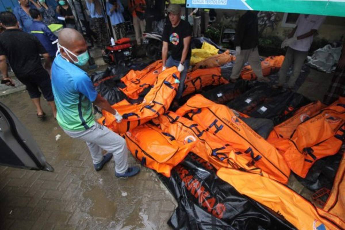 Llanto, muertes y desaparecidos: las desgarradoras fotos del tsunami que arrasó en Indonesia