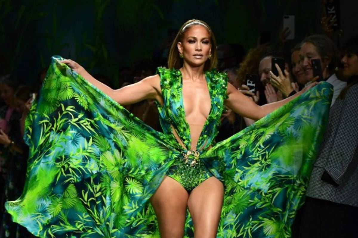 ¡Atrevida! Jennifer Lopez arrasa en la pasarela de Versace a sus 50 años