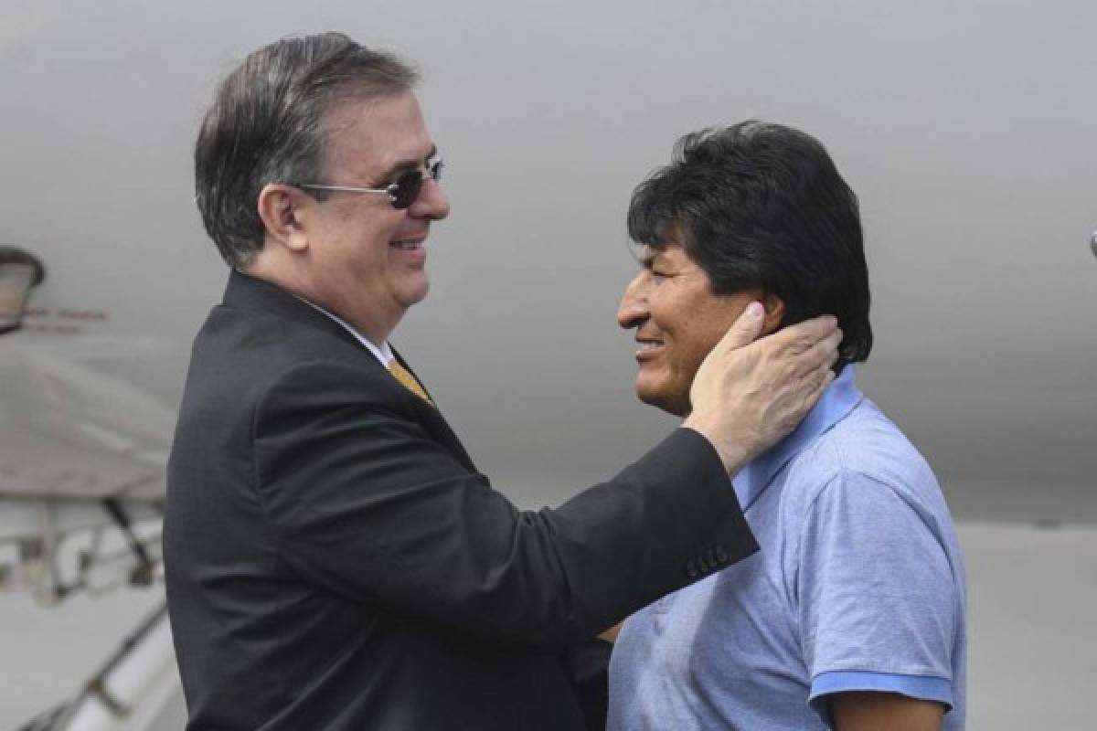 Evo Morales: con sonrisa y los cordones sueltos, así fue su llegada a México