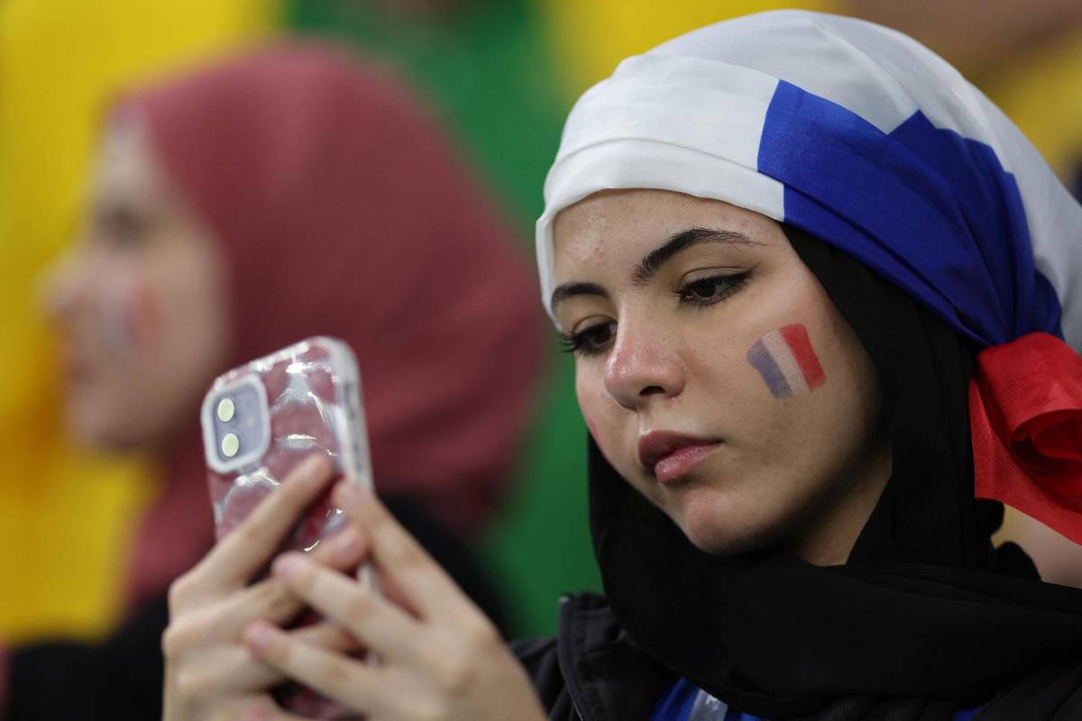 No viste por TV: Otro lesionado en Francia, la impresionante foto de Mbappé y ¿quién era la mujer que se escondía de los fotógrafos?