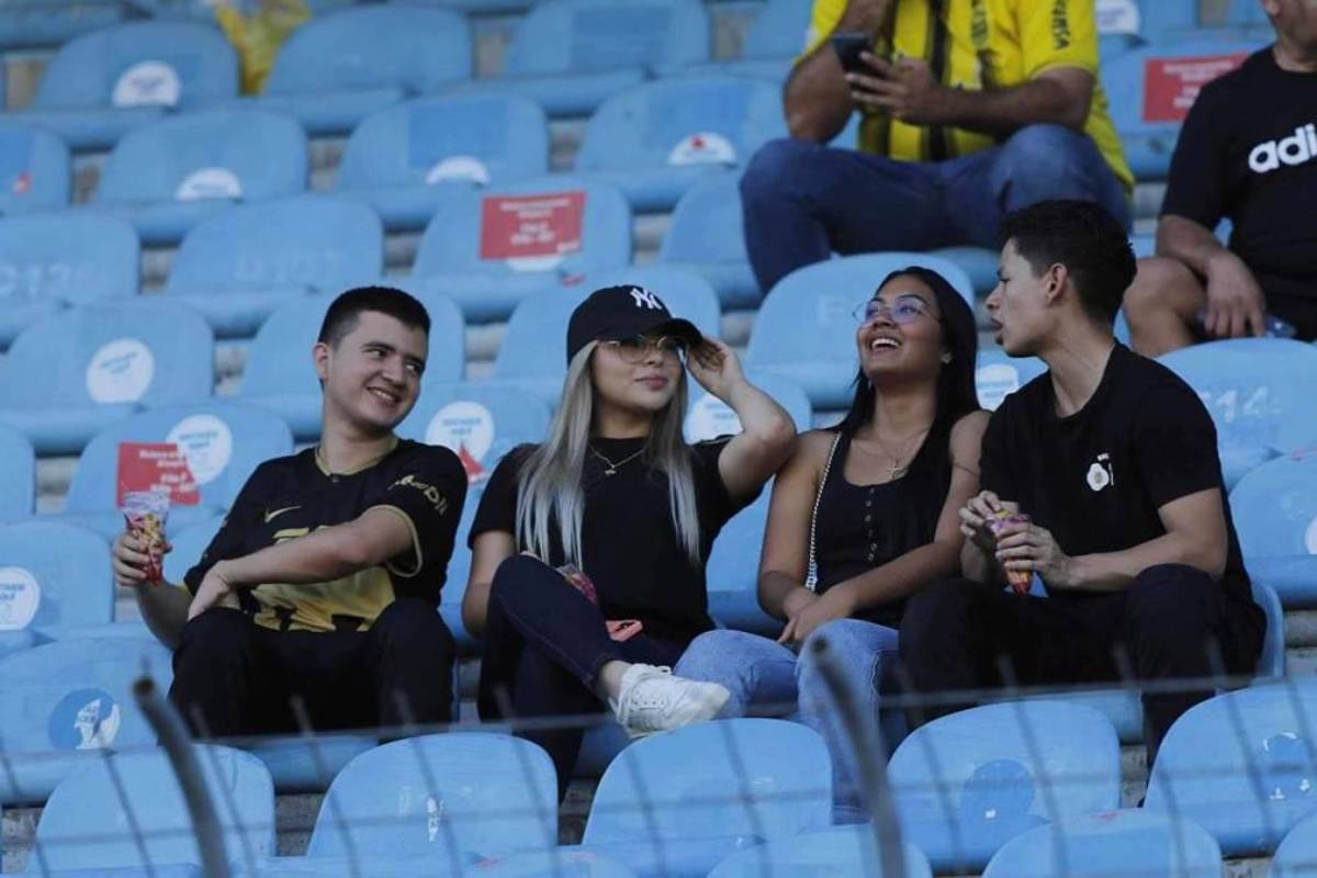 NO SE VIO EN TV: Feo gesto de Moya a Troglio, la modelo que reapareció y lo insólito que pasó en el Real España - Olimpia