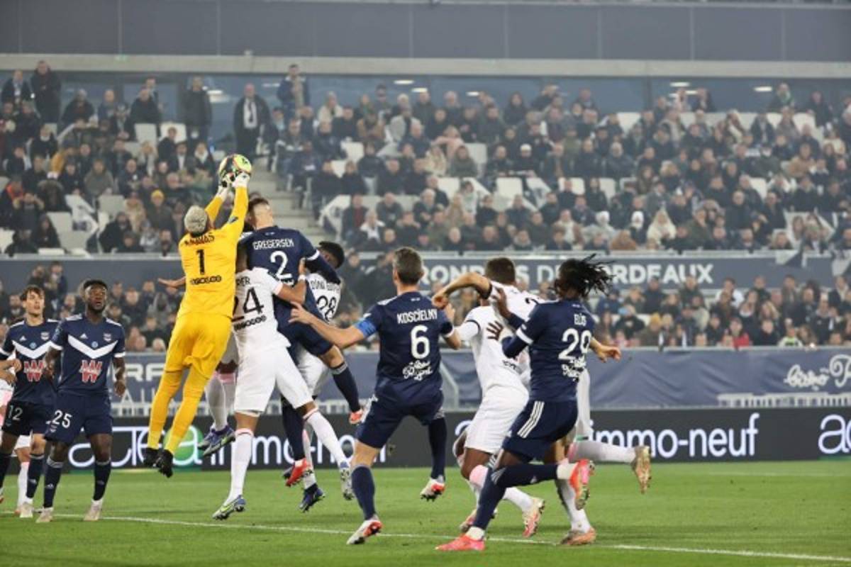 FOTOS: Alberth Elis anota, deja en el suelo a Keylor Navas y así fue el enfrentamiento con Mbappé