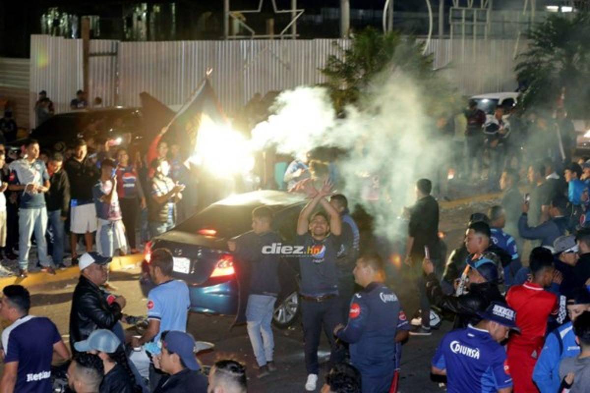 ¡Tegucigalpa se tiñe de azul! Aficionados salen a las calles a festejar la 16 del Motagua